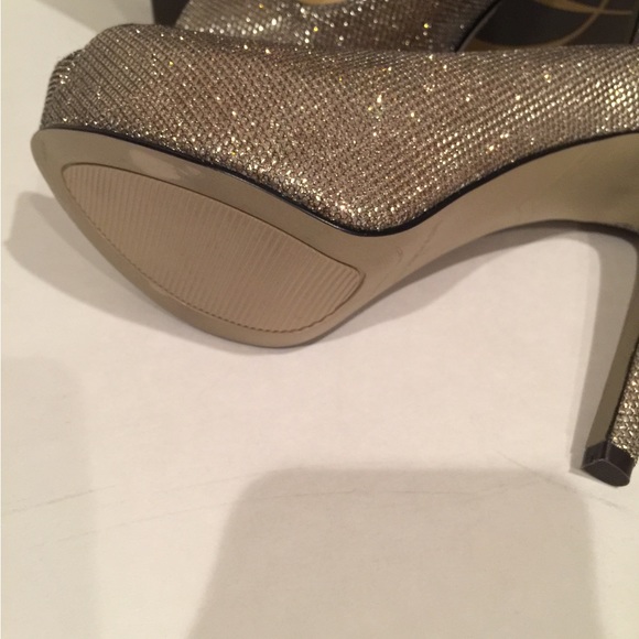 New gold heels size 8 - Picture 3 of 3